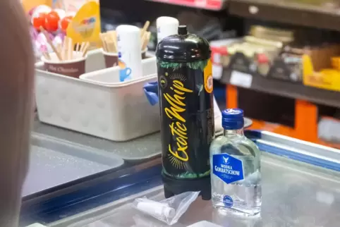 Lachgas-Kartusche auf dem Tresen eines kontrollierten Kiosks. 