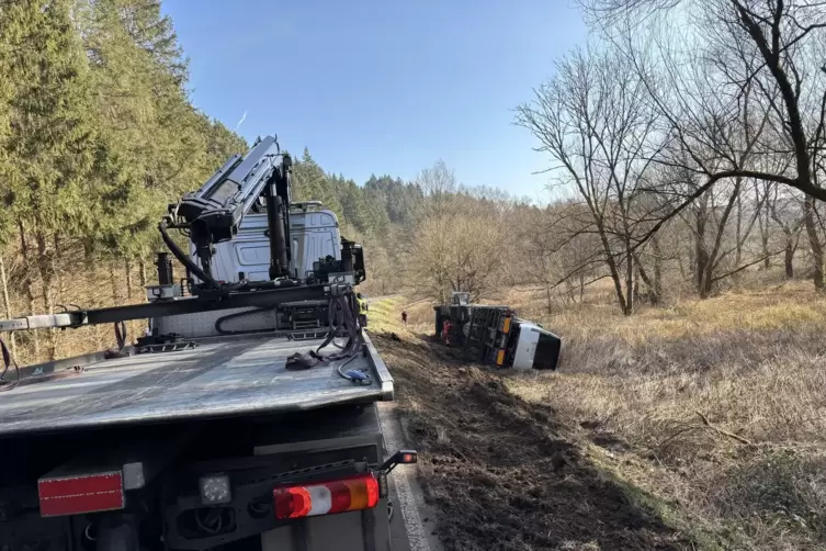 Erst m&uuml;ssen die drei Autos aus dem Graben geholt werden, die der Lkw auf seinem Anh&auml;nger geladen hatte. Dann wird der Lkw mit zw