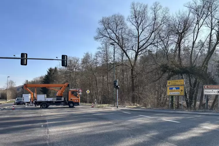 Von Zweibr&uuml;cken aus kommt man aktuell nicht nach Contwig. Ein Auto des LBM versperrt den Weg. 