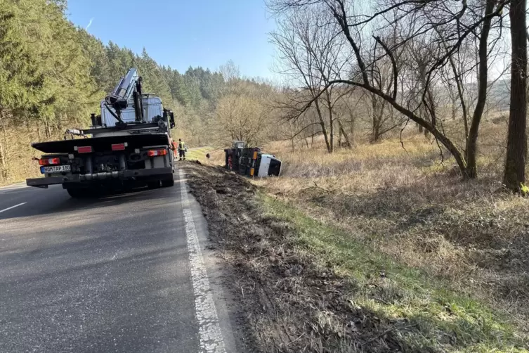 Die Spuren sind noch deutlich zu sehen, wo der Lkw-Fahrer von der Stra&szlig;e abgekommen und in den Graben gerutsch ist. 