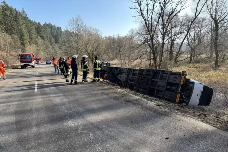 Die Feuerwehren Zweibr&uuml;cken und Zweibr&uuml;cken-Land waren mit f&uuml;nf Einsatzfahrzeugen und 18 Mann vor Ort.