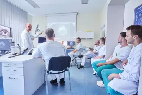 Die praktische Lehrtätigkeit wird weiterentwickelt: Davon, Medizinstudierende auszubilden, profitiert auch das ärztliche Persona