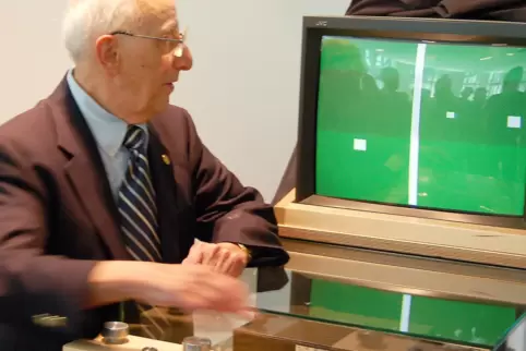 Ralph Baer, Erfinder der ersten Spielkonsole, steht am 25. Juni 2008 im Pirmasenser Mitmach-Museum Dynamikum an einer Replik sei