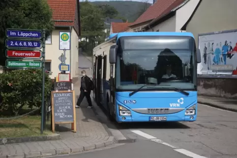 Ein Schulbus fährt durch Eßweiler. 