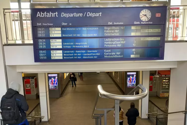 Am Dienstagmorgen normalisierte sich der Zugverkehr nach und nach bereits wieder. Die in der Nacht bei Baggerarbeiten an einem A