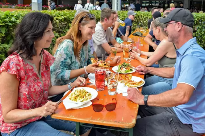 Karpfenfest im vergangenen Jahr: Gäste konnten bei Sommerwetter italienische Speisen und Fischspezialitäten vor der Sommerfestha
