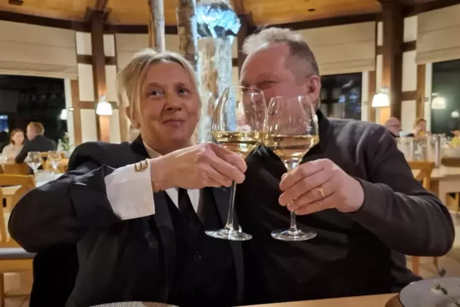 Santé: Der Genuss im Restaurant Anthon sorgt gleich für gute Stimmung bei den Gästen Aline und Roman Grzyb. Santé: Der Genuss im Restaurant Anthon sorgt gleich für gute Stimmung bei den Gästen Aline und Roman Grzyb.