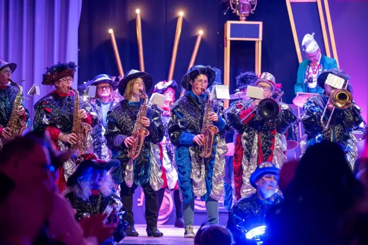 Die Feierbatscher spielen Guggemusik.
