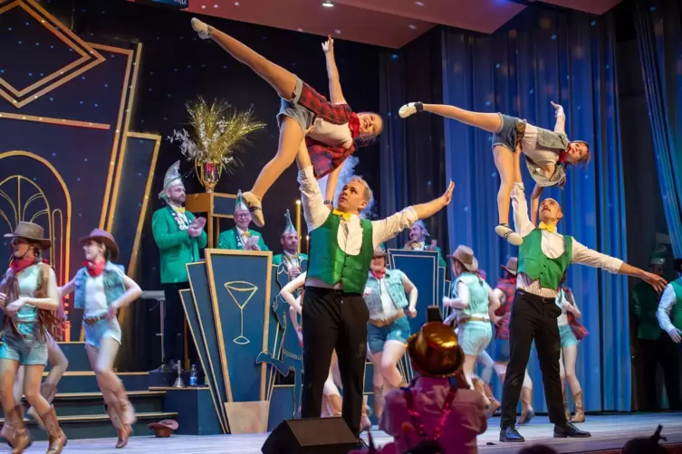 Das mittlere Ballett zeigt einen Country-Tanz. 