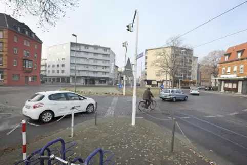 Nach dem Unfall am Ruthenplatz sucht die Polizei nach einem etwa 40-jährigen Mann. 