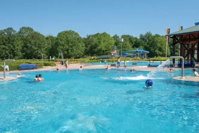 Rund 120.000 Besucher kommen im Schnitt pro Saison in den Badepark. In Zukunft müssen sie für das Badevergnügen mehr Geld ausgeb Rund 120.000 Besucher kommen im Schnitt pro Saison in den Badepark. In Zukunft müssen sie für das Badevergnügen mehr Geld ausgeb