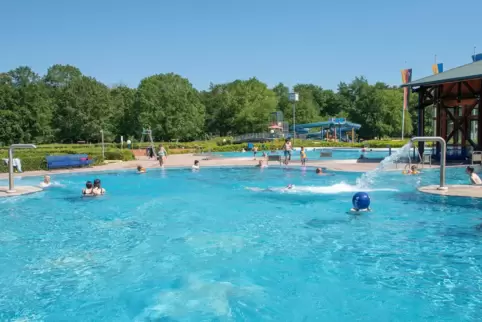 Rund 120.000 Besucher kommen im Schnitt pro Saison in den Badepark. In Zukunft müssen sie für das Badevergnügen mehr Geld ausgeb