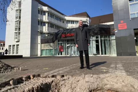 Der Bauherr: Sparkassen-Chef Thomas Traue vor dem Gebäude, das in den kommenden Monaten teilweise abgerissen wird.