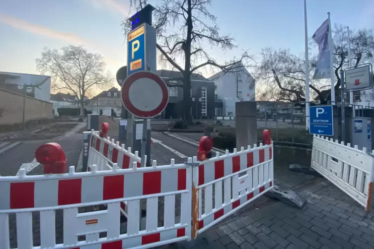 Abgesperrtes Gel&auml;nde: Passanten schieben teils Z&auml;une weg.