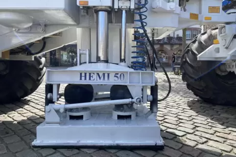 „Vibro-Truck“ im Einsatz: Die Fahrzeuge arbeiten mit Hightech und schalten ab, wenn Sensoren in der Umgebung anschlagen, verspre