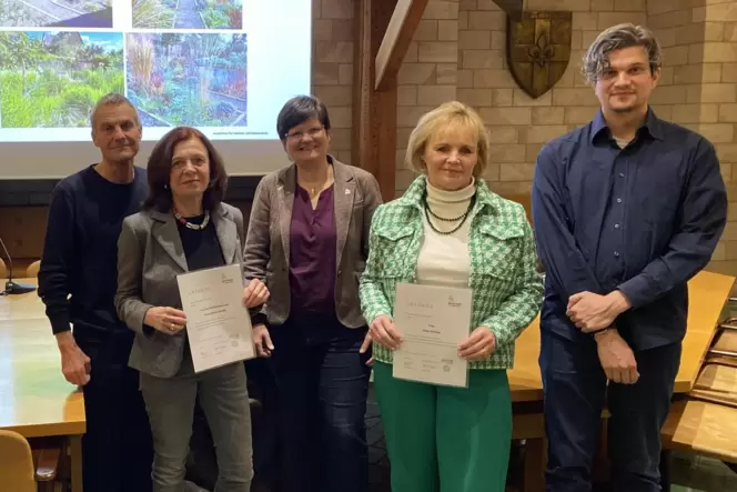 Gruppenbild nach der Preisverleihung: (von links) das Ehepaar Rainer Schell und Pia Reischmann, die Beigeordnete Waltraud Blarr, Gruppenbild nach der Preisverleihung: (von links) das Ehepaar Rainer Schell und Pia Reischmann, die Beigeordnete Waltraud Blarr,