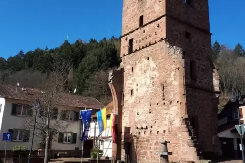 Alter Turm in Appenthal. Der Förderkreis Kirchenruine Appenthal hat damals die Fahnen der Ukraine, der Europäischen Union und di