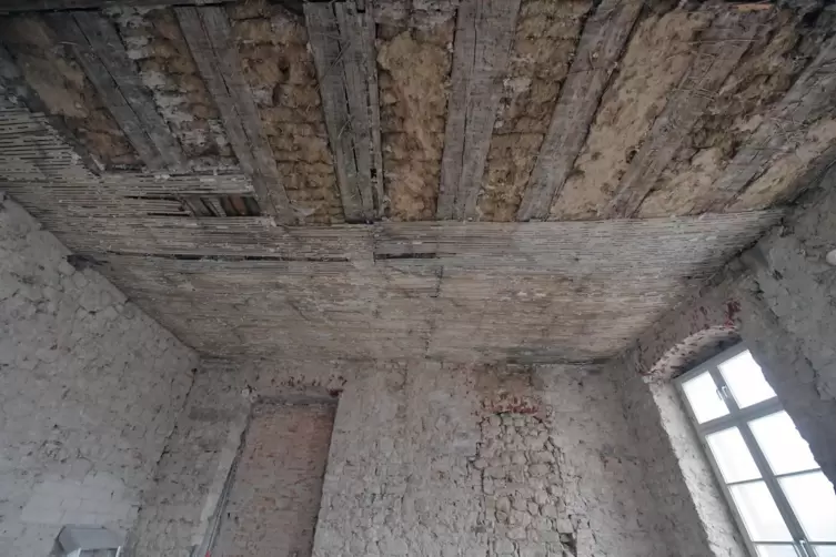 Im Ratssaal: Lehmwickel zwischen historischen Holzbalken, an der Ostwand zugemauerte Fenster. 