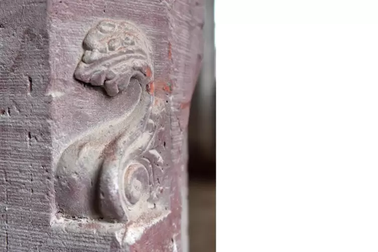 Interessantes Detail: Verzierung an einer T&uuml;r im Erdgeschoss. 