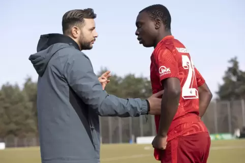 FCK-Trainer Eimen Amor Baffoun (links) im Gespräch mit seinem U19-Spieler Newton Tamakloe.
