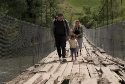 Timo, Salima und die Kinder laufen in Georgien über Brücke.
