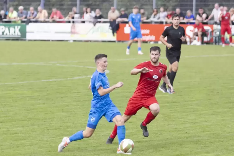  Niklas Lohr (links) von B-Klasse-Tabellenführer SG Rieschweiler II erzielt hier im Spiel beim SC Stambach das 2:0, Nicolas Veit