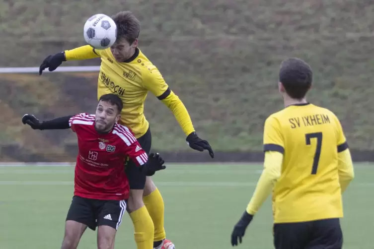Kopfballduell in der Partie des SV Ixheim (gelb) gegen SG Knopp/Wiesbach. Die SG &uuml;berraschte mit ihrem 3:1-Ausw&auml;rtssieg. 