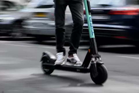 Die Fahrt mit einem E-Scooter bedeutet in der Regel eine Teilnahme am Straßenverkehr. Und für die sollte man nüchtern sein.