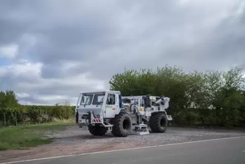 So sehen die Fahrzeuge, die unterwegs sein werden, aus: ein Vibro-Truck mit Rüttelplatte.