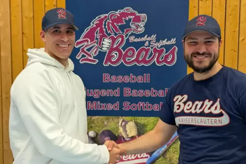 Handschlag: Bears-Präsident Alexander Torres (links) mit dem zukünftigen Trainer Andrew Naeyaert. 