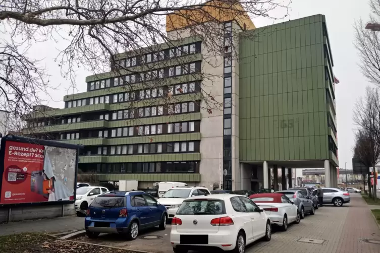 Markantes Geb&auml;ude in ziemlich zentraler Lage: Gegen&uuml;ber entsteht das neue Polizeipr&auml;sidium.