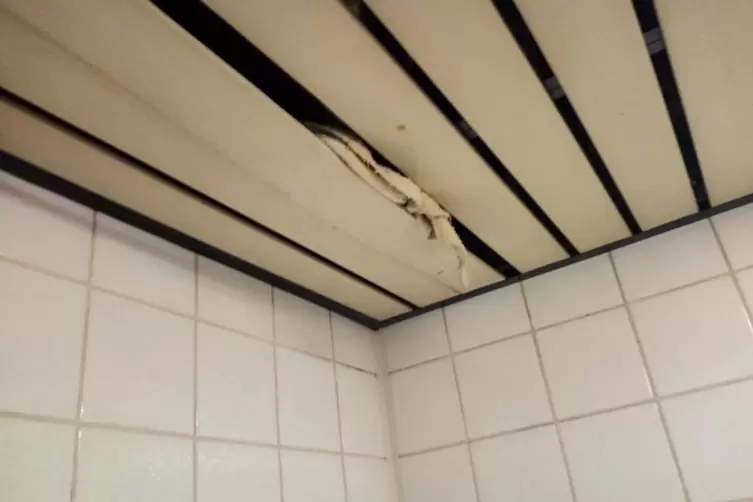 Bei Starkregen kommt Wasser durch die Decke: Notd&uuml;rftige Abdichtung in einem Bad.