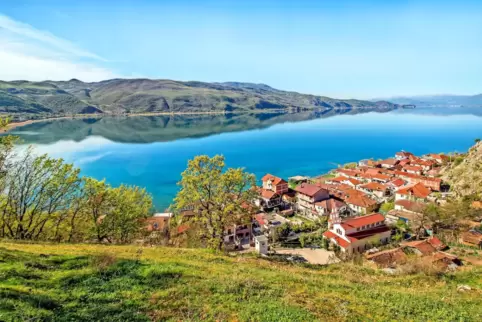 Schöner geht’s kaum. Der Ohrid-See wird zurecht als Perle des Balkan gepriesen. Seine Ufer teilen sich Albanien (im Foto vorn) u