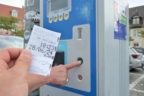 Ende Juni 2024 eingeführt, jetzt kurz vor dem Aus: 0-Euro-Parkticket für 30 Minuten durch Drücken der grünen Taste ohne Geldeinw
