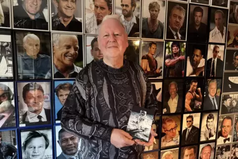 Die Wände von Reinhold Zehs Büro sind sozusagen mit Autogrammen tapeziert. 