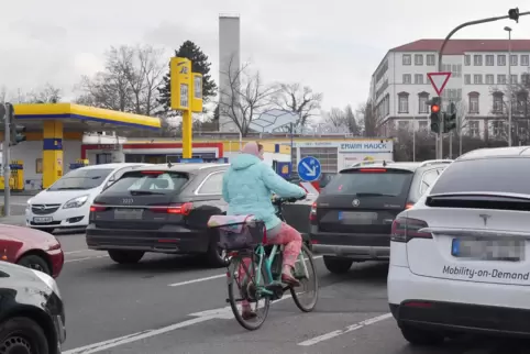 Feierabendverkehr am Winzinger Knoten: viele Autos und dazwischen eine Fahrradfahrerin. 