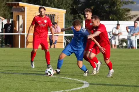 Einsatz und Engagement erwartet Steinbachs Spielertrainer Daniel Ghoul (links) von seinem Team. 