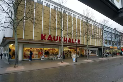 Im Januar 2004 hatte die Zweibrücker Kaufhalle nach 40 Jahren ihren Betrieb eingestellt. Im Januar 2004 hatte die Zweibrücker Kaufhalle nach 40 Jahren ihren Betrieb eingestellt.