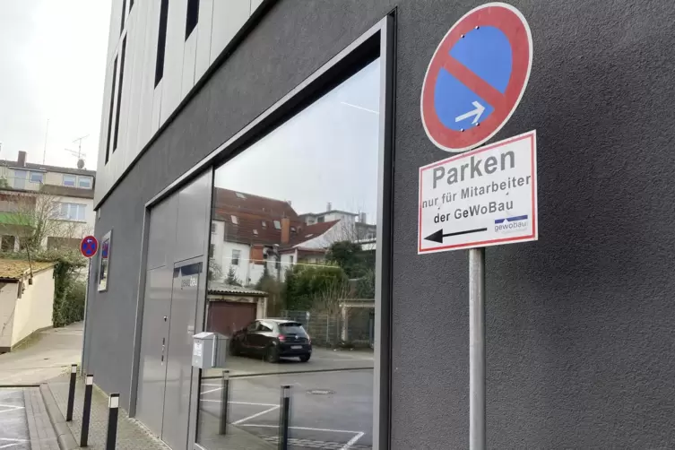 Zurzeit ist die Gewobau nur &uuml;ber ihren wenig repr&auml;sentativen Hintereingang erreichbar. 
