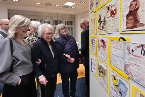 Begeistert von der Ausstellung in den Räumen der VR-Bank: Hanne Gruber (Mitte) und ihre Töchter Katrin Schäubert (links) und Car