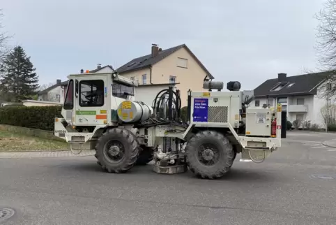 Der kleine Vibrotruck wird, wie hier in Wörth, für die 3D-seismischen Messungen eingesetzt.