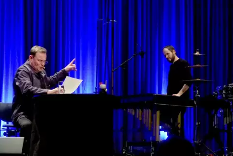 Der Schauspieler Devid Striesow liest eine Bühnenfassung der Blechtrommel, begleitet von Schlagzeuger Stefan Weinzierl. 