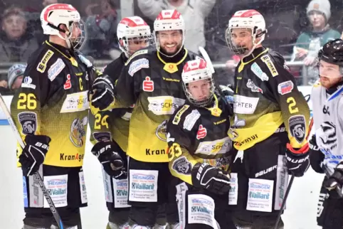 Viel Grund zum Torjubel wollen die Zweibrücker „Hornets“ – wie hier im Heimspiel gegen Reutlingen Anfang Februar – auch im Play- Viel Grund zum Torjubel wollen die Zweibrücker „Hornets“ – wie hier im Heimspiel gegen Reutlingen Anfang Februar – auch im Play-