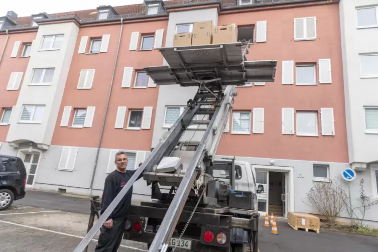 Mithilfe eines mobilen Lifts bergen Björn Ambos (Foto) und die Möbelspedition Köhler das Mobiliar aus einer Wohnung im dritten S