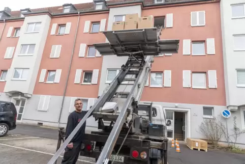 Mithilfe eines mobilen Lifts bergen Björn Ambos (Foto) und die Möbelspedition Köhler das Mobiliar aus einer Wohnung im dritten S Mithilfe eines mobilen Lifts bergen Björn Ambos (Foto) und die Möbelspedition Köhler das Mobiliar aus einer Wohnung im dritten S