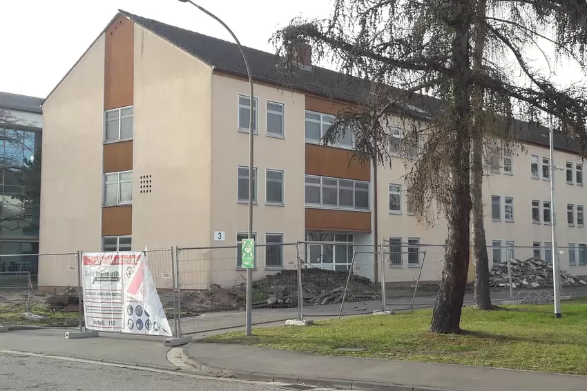 Direkt im Blickfeld des Kommandeurs liegt das Unterkunftsgebäude hinter der Wache. Der Abriss hat begonnen.