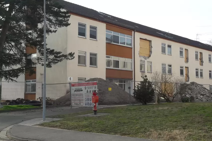 Am Ende der Ringstraße liegt das zweite Unterkunftsgebäude, das abgerissen und durch einen Neubau ersetzt werden soll.