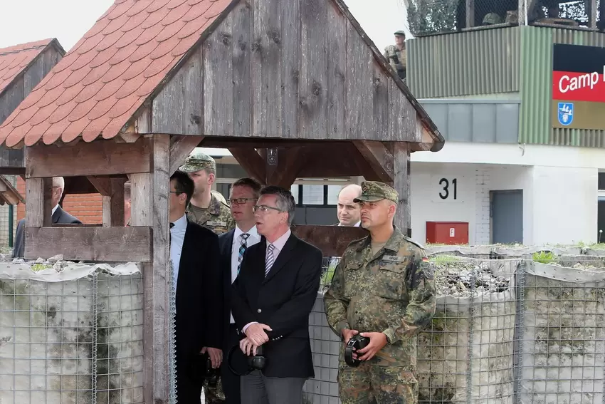 Um den Übungsbetrieb auch am nun renovierungsbedürftigen Main Gate zu beobachten, kam immer wieder prominenter Besuch: 2013 war