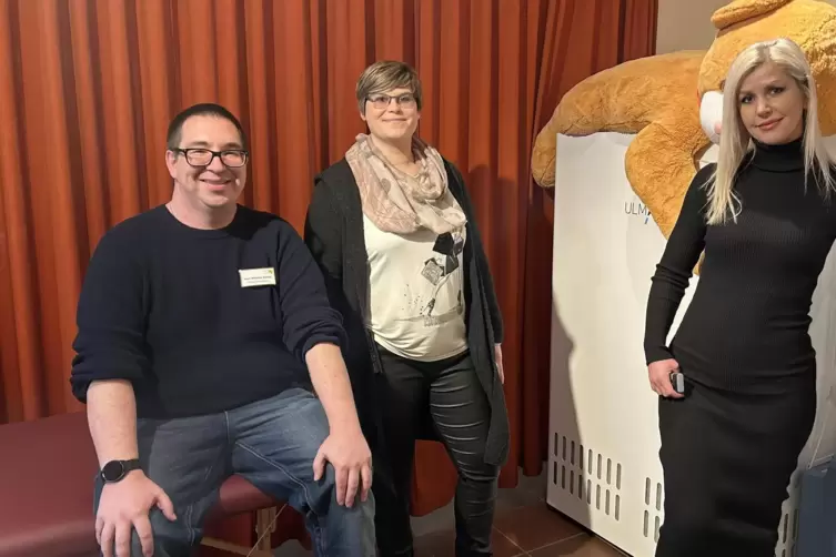 Daniel Webels leitet mit Mensura Ramic (rechts) die Pflegedienste im Sonnenhof, in der Mitte steht Christin Guthermuth, die als 