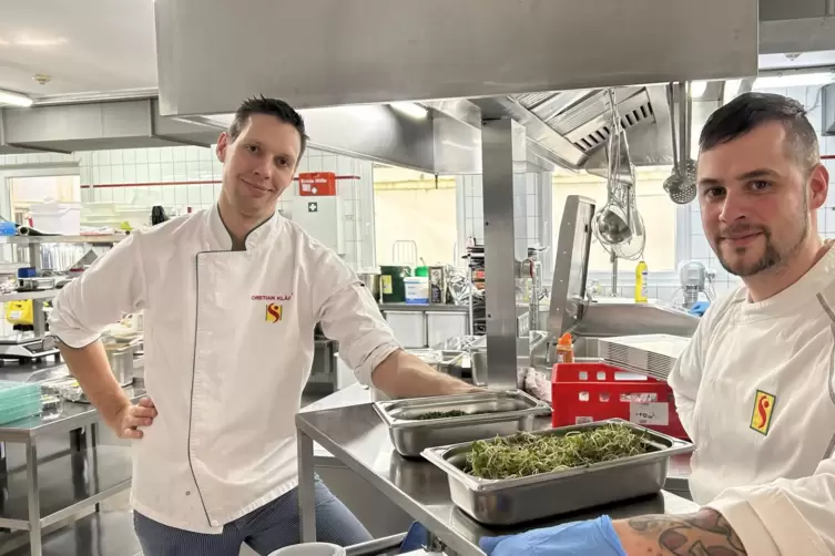 Tobias Weber (rechts) und Christian Kl&ouml;dtke geh&ouml;ren zum zw&ouml;lfk&ouml;pfigen K&uuml;chenteam des Sonnenhof, das im Untergeschoss das Essen f